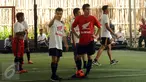 Pebalap MotoGP Repsol Honda, Dani Pedrosa (kedua kiri) berbincang dengan Marc Marquez jelang bermain futsal di Jakarta, Sabtu (13/2/2016). Tim Repsol Honda MotoGP 2016 akan diperkenalkan, Minggu (14/2) di Sirkuit Sentul. (Liputan6.com/Helmi Fithriansyah)