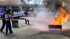 Seorang siswa berlatih memadamkan api menggunakan alat pemadam di Banda Aceh, Senin (11/11/2019). Sebanyak 439 pelajar mendapat pembekalan cara pencegahan pemadaman api akibat kebakaran dari petugas Dinas Pemadam Kebakaran dan Penyelamatan Kota Banda Aceh. (CHAIDEER MAHYUDDIN/AFP)