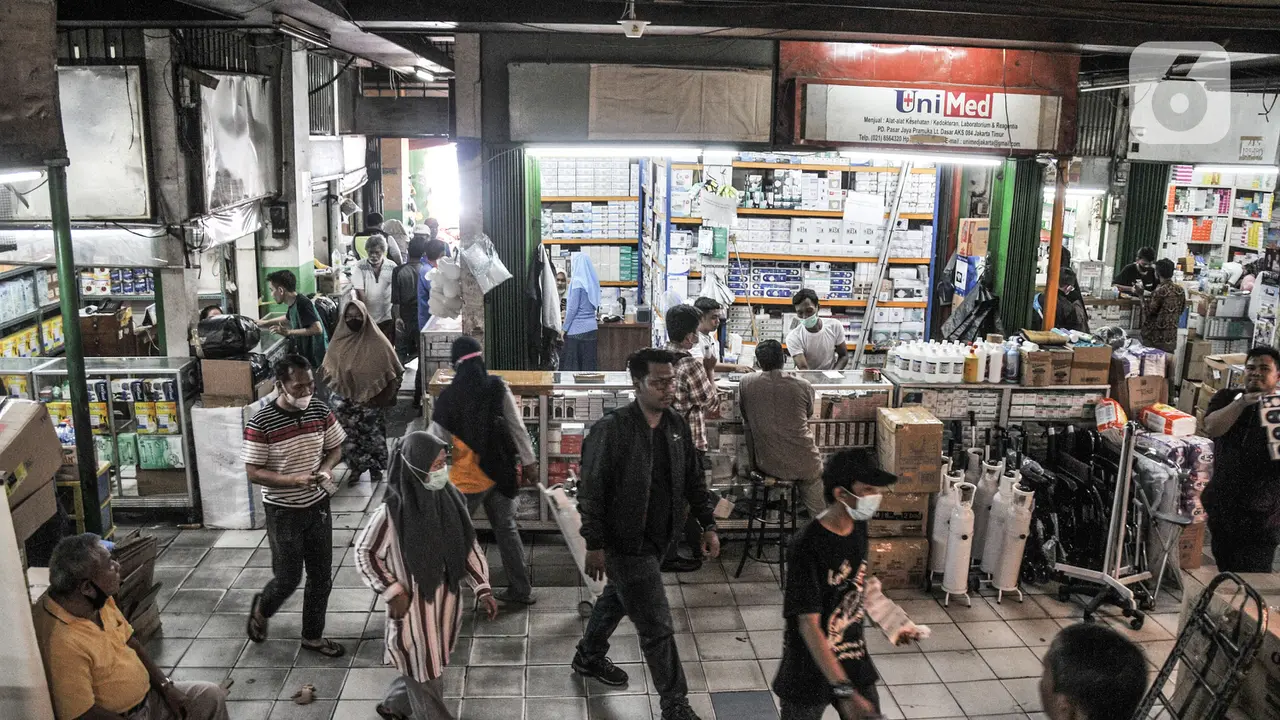 FOTO: Pasar Pramuka Kembali Ramai di Tengah Lonjakan Kasus COVID-19