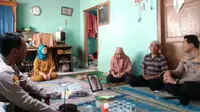 Kapolres Kota Bogor Kombespol Bismo Prakoso, Senin (13/3/2023), bertakziah ke rumah keluarga Arya Saputra (16), pelajar SMK Bina Warga Bogor yang meninggal dunia usai dibacok. (Liputan6.com/ Humas Polres Bogor)