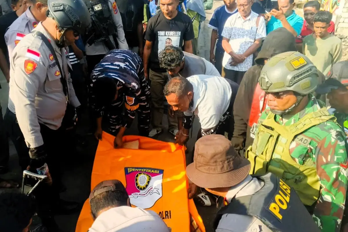 Evakuasi korban tewas dalam bentrokan antar warga di Adonara.