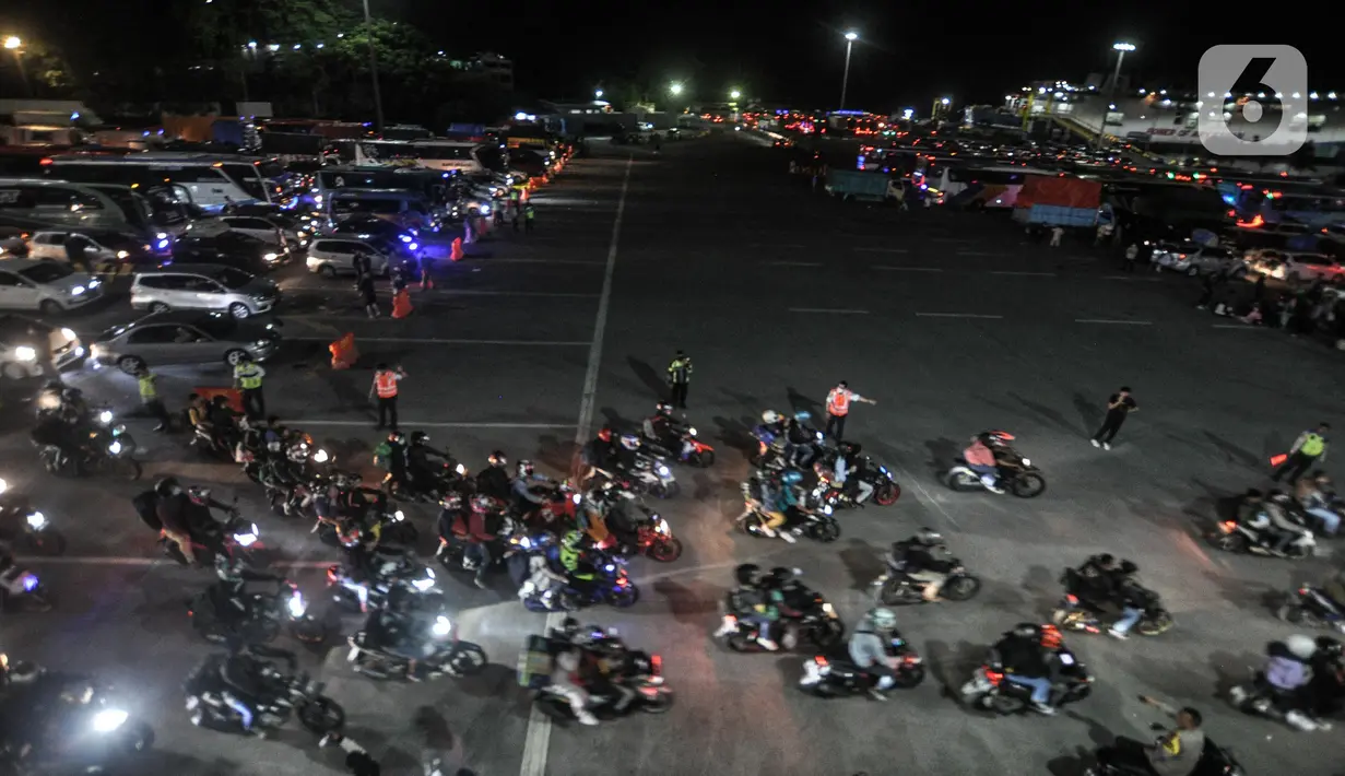 <p>Pemudik sepeda motor saat antre memasuki kapal di Pelabuhan Merak, Cilegon, Banten, Sabtu (30/4/2022) dini hari. Antrean pemudik sepeda motor masih mewarnai arus mudik di Pelabuhan Merak pada H-2 Lebaran atau Puncak Arus Mudik yang terjadi hari ini. (merdeka.com/Iqbal S. Nugroho)</p>