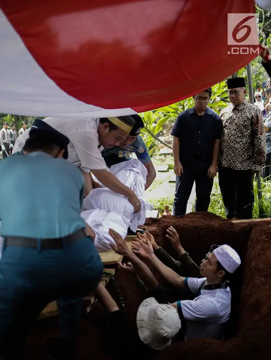 Keluarga saat proses pemakaman almarhum Amoroso Katamsi di (TPU) Tanah Wakaf Pondok Labu, Jakarta, Selasa (17/4). Aktor senior Amoroso meninggal pada Selasa 17 April 2018 pukul 01.40 dini hari pada usia 79 tahun. (Liputan6.com/Faizal Fanani)