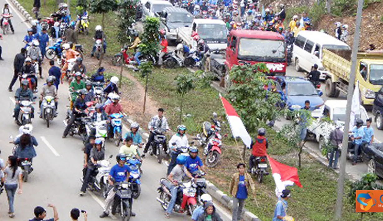 Citizen6, Batam: Para pengguna jalur lalu lintas yang melintasi jalan menuju muka kuning macet total, dan juga lalu lintas dari arah Batam center dan jodoh centre menuju Tj.Uncang terhenti di Muka Kuning. (Pengirim: Yan Benhar)