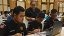 Sekjen Asosiasi Internet of Thing (IoT) Indonesia Fita Indah Maulani melihat perwakilan peserta Hands on Workshop IoT Makers Creation, di Semarang, Jawa Tengah, Kamis (1/8/2019). Kegiatan tersebut bertujuan untuk membuat solusi IoT di berbagai bidang yang diikuti 34 tim. (Liputan6.com/HO/Ady)