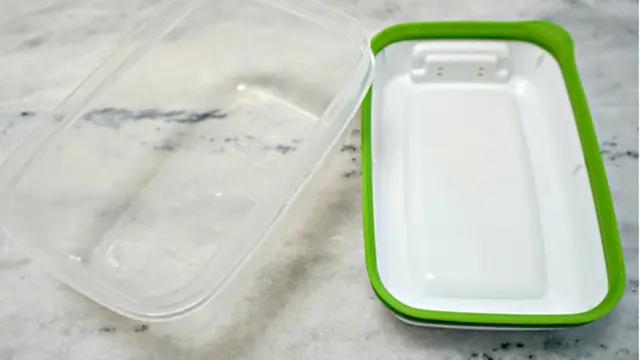 Cara Mudah Singkirkan Noda Saus Sambal Membandel di Wadah Plastik