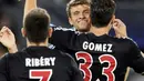 Striker Bayern Menchen Mario Gomez (kanan) mendapat selamat dari rekannya Franck Ribery (kiri) dan Thomas Mueller usai mencetak gol ke gawang FC Zurich di leg kedua play-off Liga Champions di Zurich, 23 Agustus 2011. AFP PHOTO / FABRICE COFFRINI 