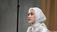 Gaya hijab simpe ala Cut Syifa yang bisa menjadi inspirasi untuk model hijabmu, gampang ditiru dan anti ribet cocok untuk sehari-hari (Foto: Instagram @cutsyifaa)