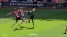 Manchester City sukses menjadi klub pertama sepanjang sejarah di Liga Inggris yang meraih 100 poin usai menaklukan tuan rumah Sout...