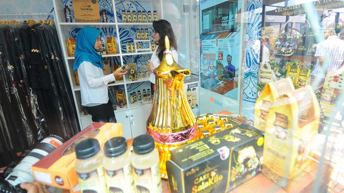 Pengunjung melihat produk UMKM dari Rumah Kreatif BUMN (RKB) binaan BNI saat Launching Halal Park di Senayan Jakarta, Selasa (16/4). Halal Park yang akan bertransformasi menjadi Halal Distrik didesain menjadi ekosistem bagi pelaku industri gaya hidup halal di Tanah Air. (Liputan6.com/Angga Yuniar)