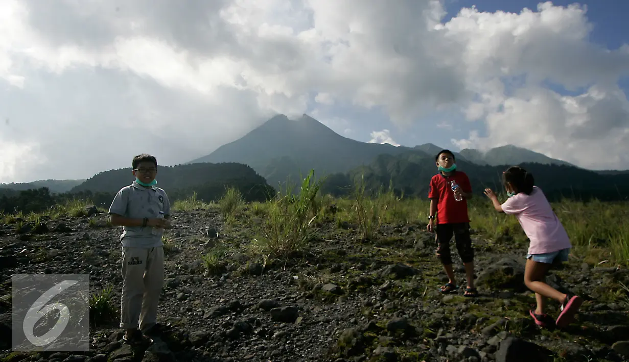 Sejumlah anak saat mengunjungi objek wisata kaliadem, Sleman, (3/7). Menjelang lebaran, wisatawan di lereng Merapi di dominasi oleh pemudik. (Liputan6.com/Boy Harjanto)