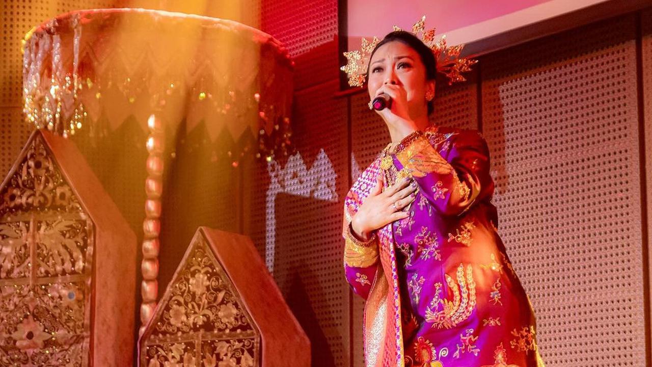 Potret Cantik Nola B3 Pakai Baju Kuruang yang Anggun dalam Konser Kenangan untuk Elly Kasim