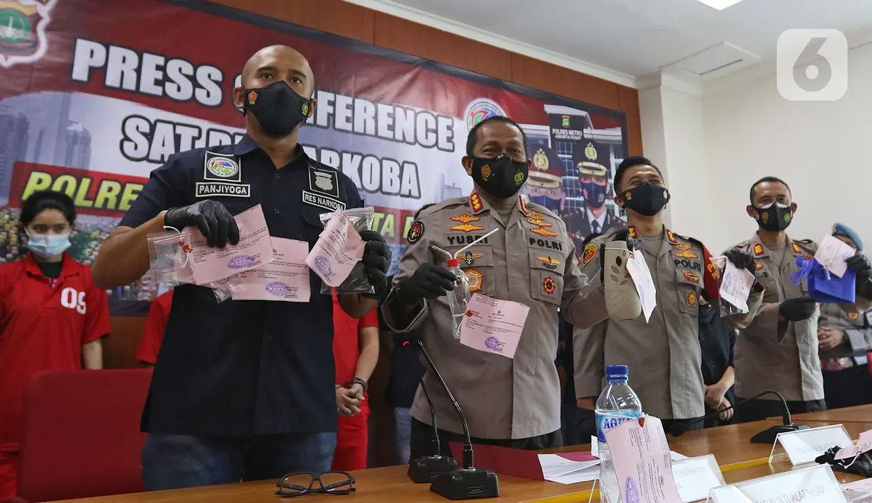 Kabid Humas Polda Metro Jaya Kombes Yusri Yunus menunjukkan barang bukti kasus kepemilikan narkotika hasil penangkapan atas artis peran Agung Saga di Polres Metro Jakarta Pusat, Rabu (31/3/2021). Agung Saga ditangkap pada 27 Maret 2021 di Apartemen Kalibata City. (Liputan6.com/Herman Zakharia)