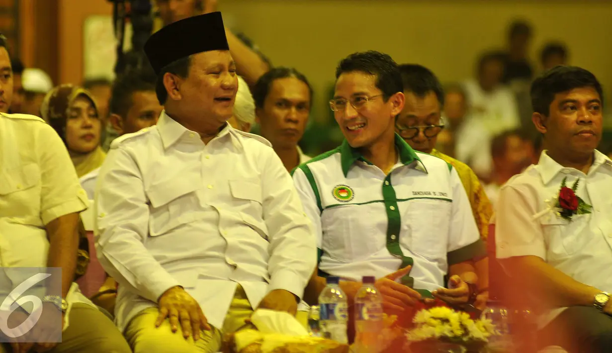 Ketua Umum Partai Gerindra Prabowo Subianto berbincang dengan Sandiaga saat menghadiri pelantikan pengurus DPP APPSI di Jakarta, Selasa (22/3). Sandiaga Uno mengantikan Prabowo yang sebelumnya menjadi APPSI. (Liputan6.com/Gempur M Surya)