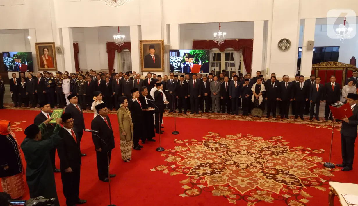Presiden Joko Widodo atau Jokowi (kanan) saat melantik komisioner Komisi Kejaksaan RI di Istana Negara, Jakarta, Jumat (1/11/2019). Jokowi melantik sembilan komisioner Komisi Kejaksaan RI periode 2019-2023. (Liputan6.com/Angga Yuniar)