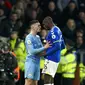 Phil Foden (kiri) dan Abdoulaye Doucoure (kanan) bersitegang saat Everton menjamu Man City dalam lanjutan Liga Inggris 2021/2022 di Goodison Park, Minggu (27/2/2022) dini hari WIB. (AP Photo/Jon Super)