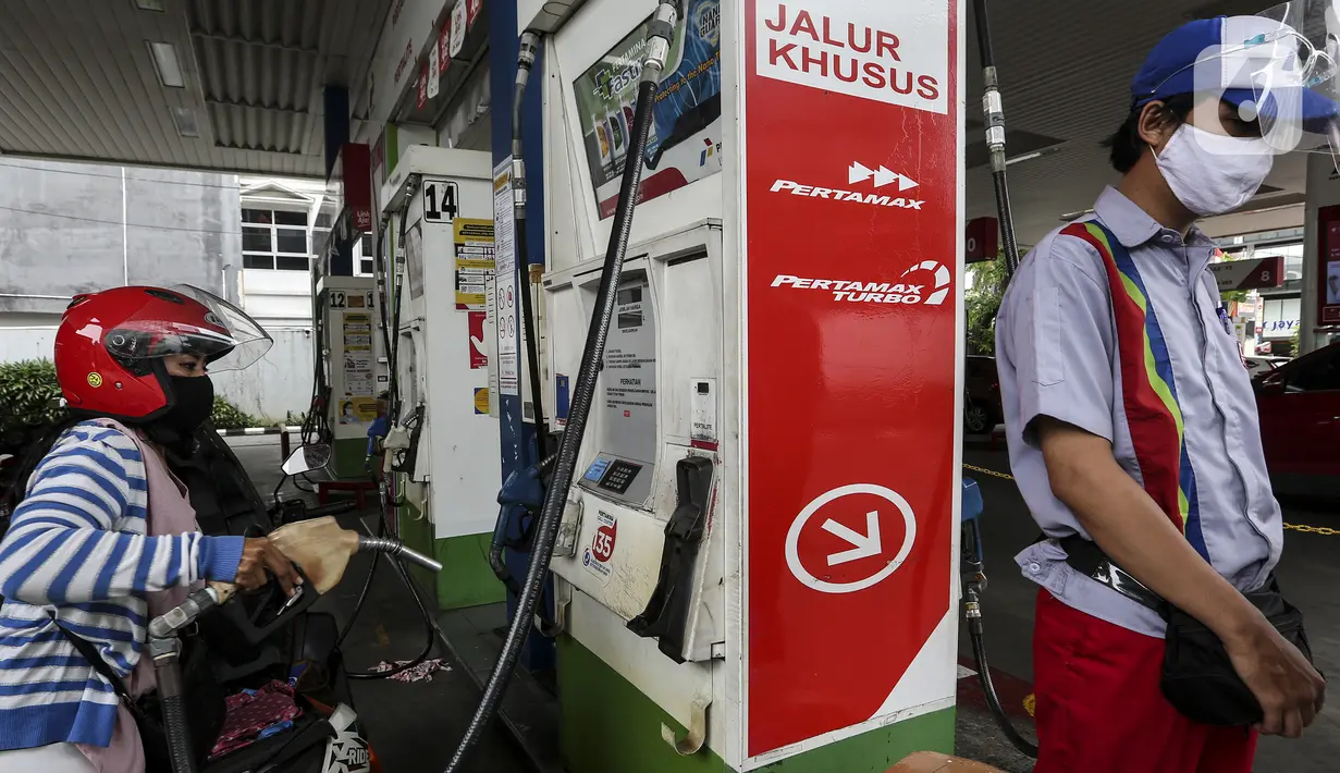Pengendara sepeda motor mengisi BBM di salah satu SPBU di Jakarta, Senin (4/1/2021). PT Pertamina (Persero) menerapkan digitalisasi pada 5.518 SPBU untuk mendukung keandalan dan suplai dalam meningkatkan layanan ke masyarakat. (Liputan6.com/Johan Tallo)