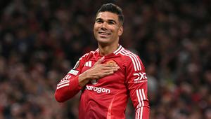 Di menit ke-79, Manchester United berbalik unggul lewat sundulan keras Casemiro yang berhasil merobek jala gawang Athletic Bilbao yang dijaga Julen Agirrezabala. (Oli SCARFF/AFP)