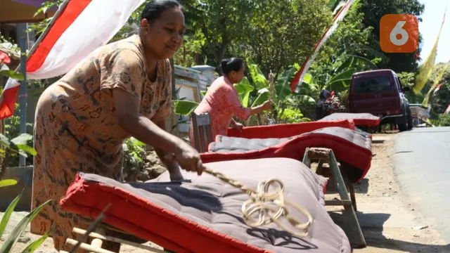 Tradisi mepe kasur masyarakat suku Osing Kemiren menjelang Hari Raya Idul Fitri (Hermawan Arifianto/Liputan6.com)