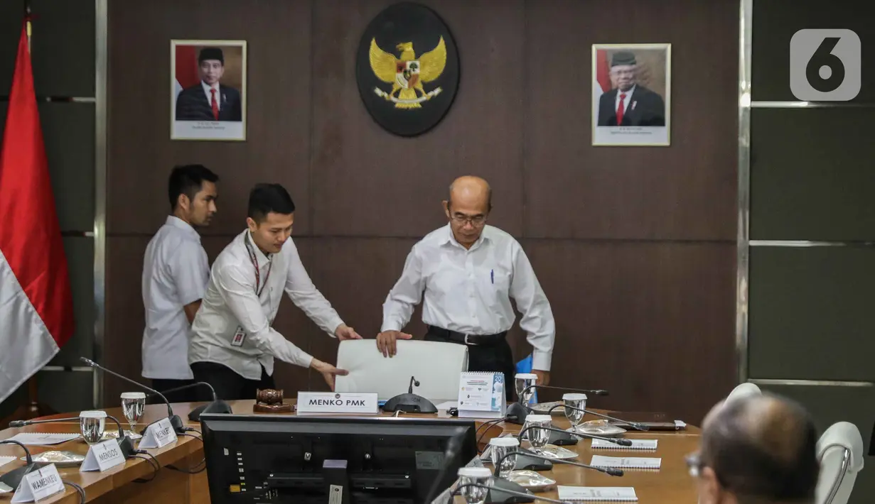 Menteri Koordinator Bidang Pembangunan Manusia dan Kebudayaan (Menko PMK) Muhadjir Effendy saat akan rapat koordinasi tingkat menteri di Kantor Kemenko PMK, Jakarta, Senin (17/2/2020). Rapat tertutup tersebut membahas program jaminan kesehatan nasional. (Liputan6.com/Faizal Fanani)