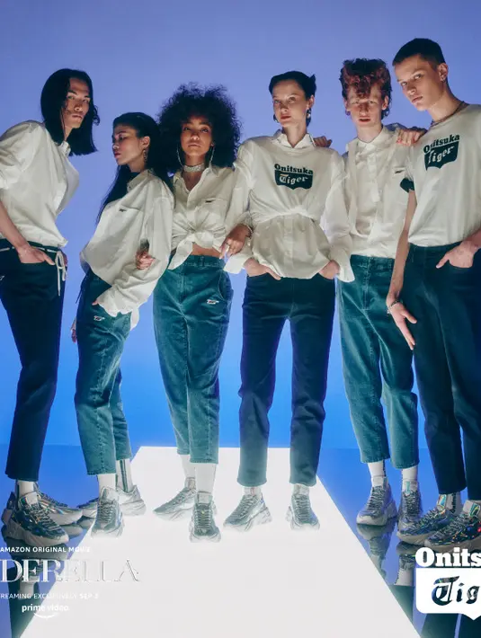 Model sneakersnya sendiri diadopsi dari P-TRAINER PRZM yang berasal dari Onitsuka Tiger Contemporary Collection. Warna yang prismatik dan mengingatkan akan sepatu kaca diaplikasikan pada bagian atas sepatu untuk menciptakan efek glossy seperti kaca. Foto: Document/Onitsuka Tiger.