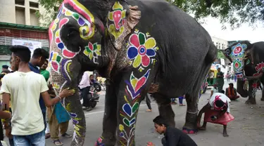 Seekor gajah dilukis menjelang festival Hindu tahunan Rath Yatra di Ahmedabad, India (3/7/2019). Festival Rath Yatra dijadwalkan akan dimulai pada 4 Juli tahun ini dan akan dimeriahkan oleh sekitar 15 gajah. (AFP Photo/Sam Panthaky)