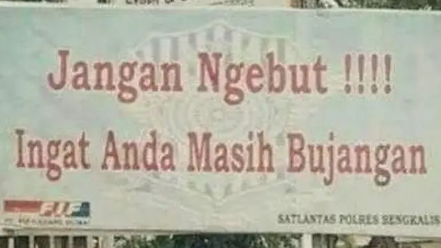 6 Imbauan Jangan Ngebut Karena Belum Menikah di Jalan Ini Kocak
