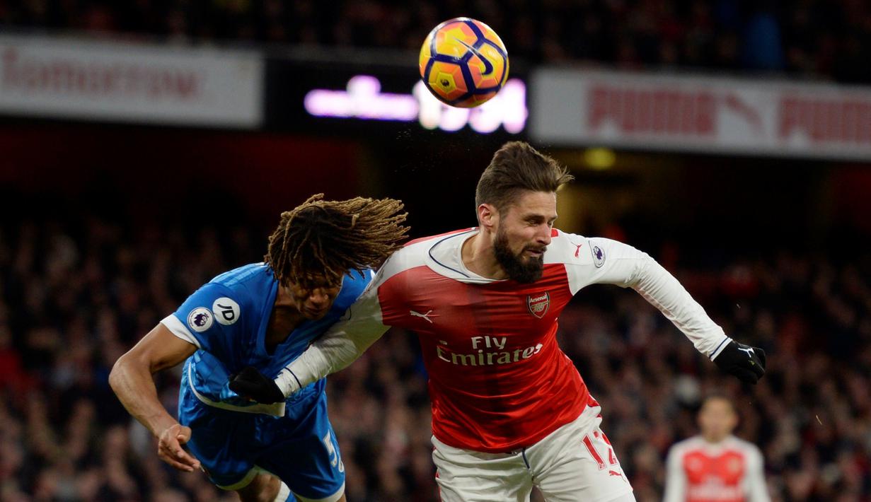 Striker Arsenal, Olivier Giroud (kanan), berduel dengan pemain AFC Bournemouth, Nathan Ake, dalam laga pekan ke-13 Premier League 2016-2017 di Stadion Emirates, Minggu (27/11/2016). (Action Images via Reuters/Tony O'Brien)