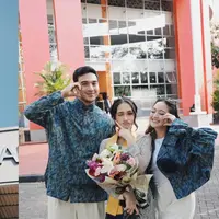 Salshabilla Adriani hadiri wisuda sang adik, Nabila Nurhavia, bersama sang suami Ibrahim Risyad [@ibrhmrsyd]