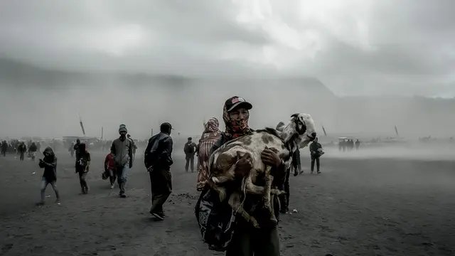 Yadnya Kasada, Ritual Melarung Sajen ke Kawah Gunung Bromo