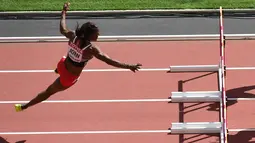 Atlet asal Trinidad dan Tobago, Deborah John kehilangan keseimbangan saat melewati rintangan kelima dalam cabang lari halang rintang 100 meter putri Kejuaraan Atletik Dunia yang digelar di Stadion London, Inggris (11/8). (AFP PHOTO/Glyn KIRK) 