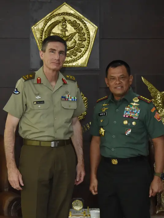 Panglima TNI Jenderal TNI Gatot Nurmantyo berpose bersama  Kepala Staf Angkatan Darat (KSAD) Australia Letnan Jenderal Angus Campbell seusai keduanya melakukan pertemuan tertutup di Mabes TNI Cilangkap, Jakarta Timur, Rabu (8/2). (HO/TNI/AFP)