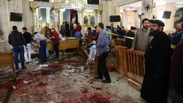 Suasana pascaledakan bom di Gereja Kristen Koptik di Tanta, Mesir