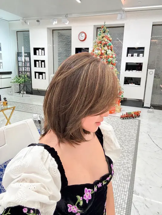 Rambut highlight brunettenya dipotong seleher sehingga masih bisa ditata berbagai gaya [@shandyaulia]