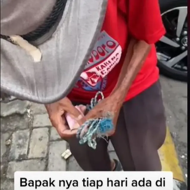 Kakek Penjual Kerupuk Menolak Dagangannya Ditawar dengan Harga Tinggi
