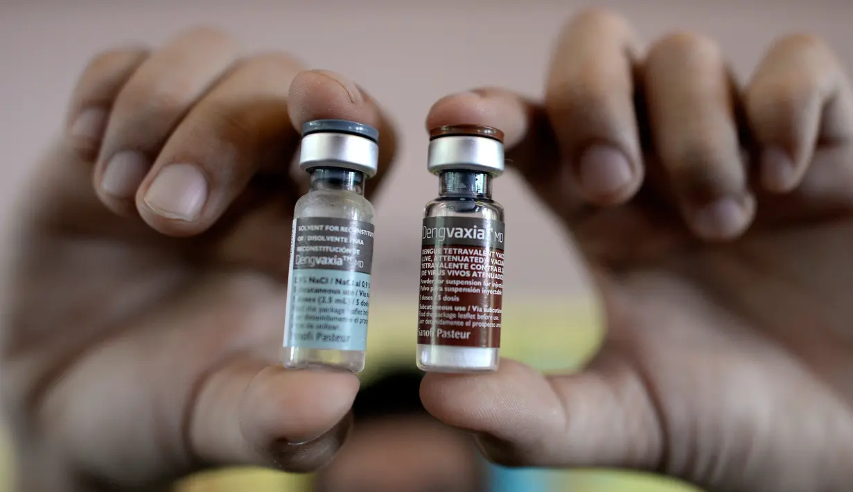 Perawat menunjukkan botol vaksin anti-dengue di Sekolah Dasar Parang di Marikina, sebelah barat Manila, Senin (4/4). Filipina telah melancarkan vaksin pertama di dunia untuk penyakit Demam Berdarah Dengue (DBD) itu kepada 1 juta pelajar. (NOEL CELIS/AFP)