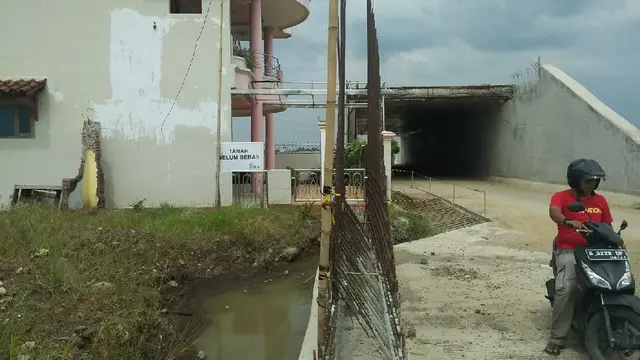 Rumah Juragan Warteg di Tengah Pembangunan Tol
