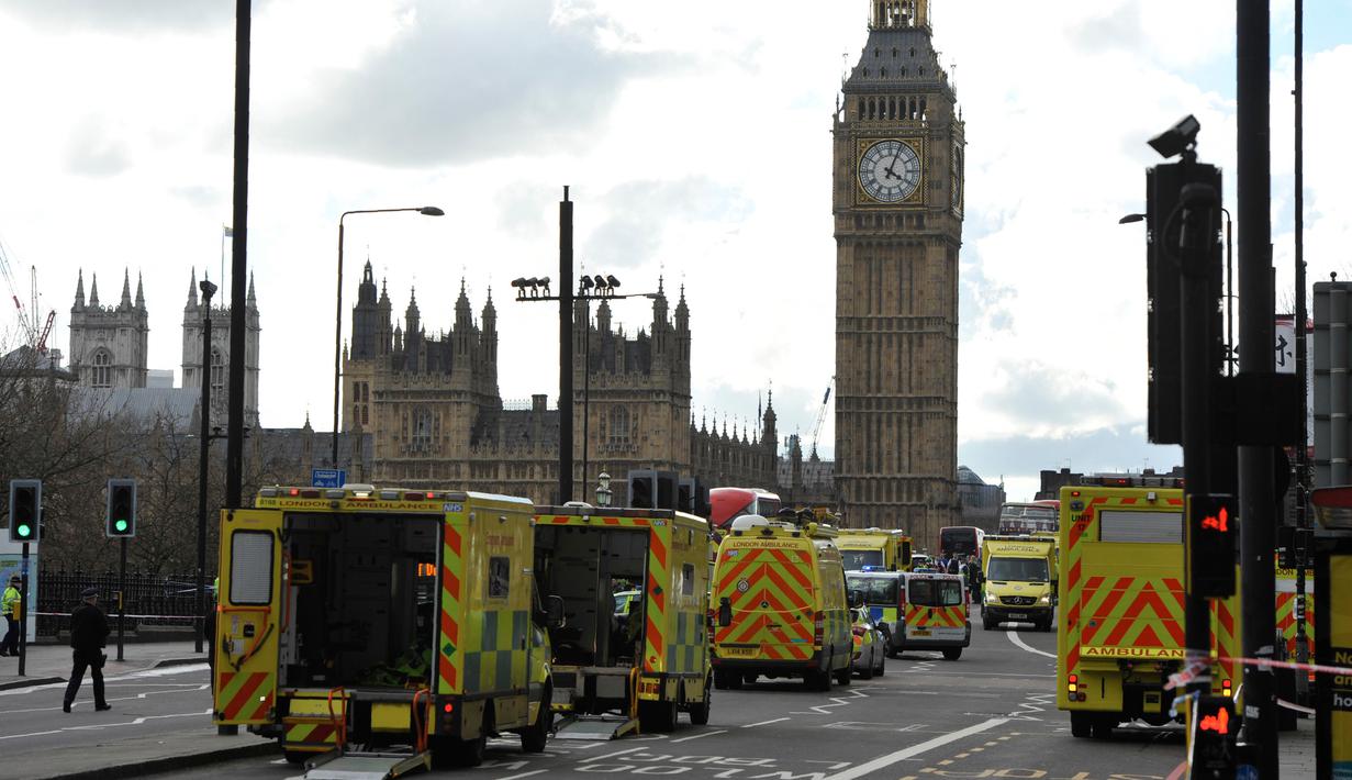 Sejumlah kendaraan medis terlihat di jembatan Westminster, sekitar gedung Parlemen Inggris di London, Rabu (22/3). Serangan teror di Jembatan Westminster dan Gedung Parlemen Inggris menewaskan 5 orang dan melukai sedikitnya 40 orang. (NIKLAS HALLE'N/AFP)