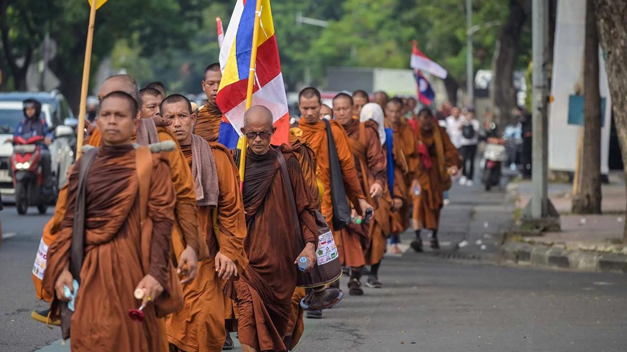 FOTO: Biksu Empat Negara Jalan Kaki Menuju Borobudur Suarakan Perdamaian