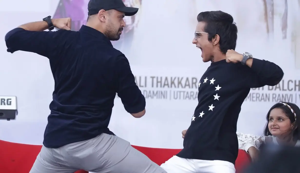 "Sangat senang ya, ini pertama kali buat kita. Meet and greet series ini. Ada aktor India dan Indonesia. Crowd-nya penuh energi," kata Mike Lucock usai acara di Depok Town Square, Jawa Barat (17/9). (Bambang E. Ros/Bintang.com)