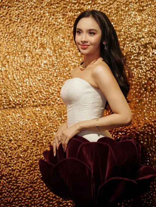 Busana panggung Lyodra selalu mencuri perhatian. Ciri khasnya ia kerap mengenakan gaun-gaun indah. Terbaru, ia tampil bak sekuntum bunga mawar merah. [@lyodraofficial]