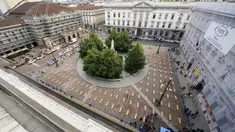 Alun-alun teater La Scala dipenuhi 172 peti mati, sama banyaknya dengan jumlah kematian di tempat kerja yang dicatat Lombardy pada tahun 2023, selama flash mob yang diselenggarakan oleh organisasi serikat pekerja UIL, di Milan, Italia, Jumat (10/5/2024). (AP Photo/Luca Bruno)