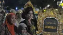 Warga berfoto dengan peserta yang menampilkan defile Denpasar pada pagelaran Semarang Night Carnival (SNC) 2019 di ruas Jalan Imam Bonjol, Rabu (3/7/2019). Parade festival kesenian dan budaya bertajuk Pelangi Nusantara tersebut diiikuti sebanyak 4.128 peserta. (Liputan6.com/Gholib)