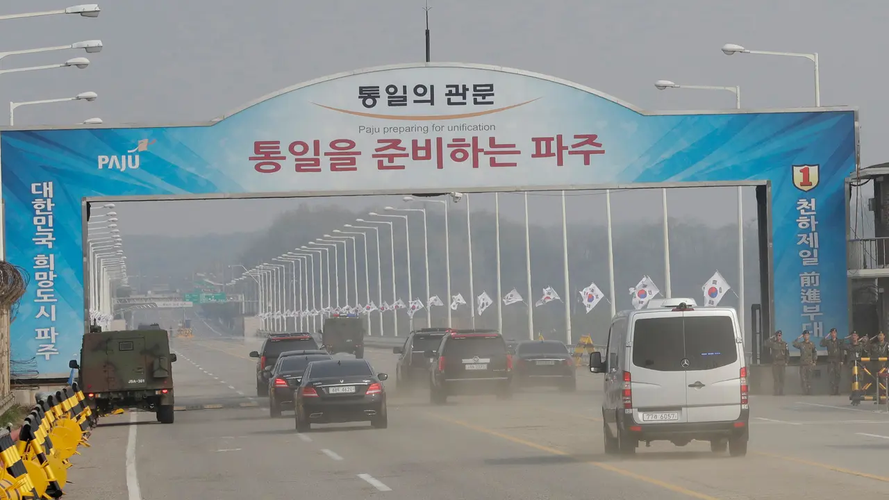 Jabat Tangan Kim Jong-un dan Moon Jae-in