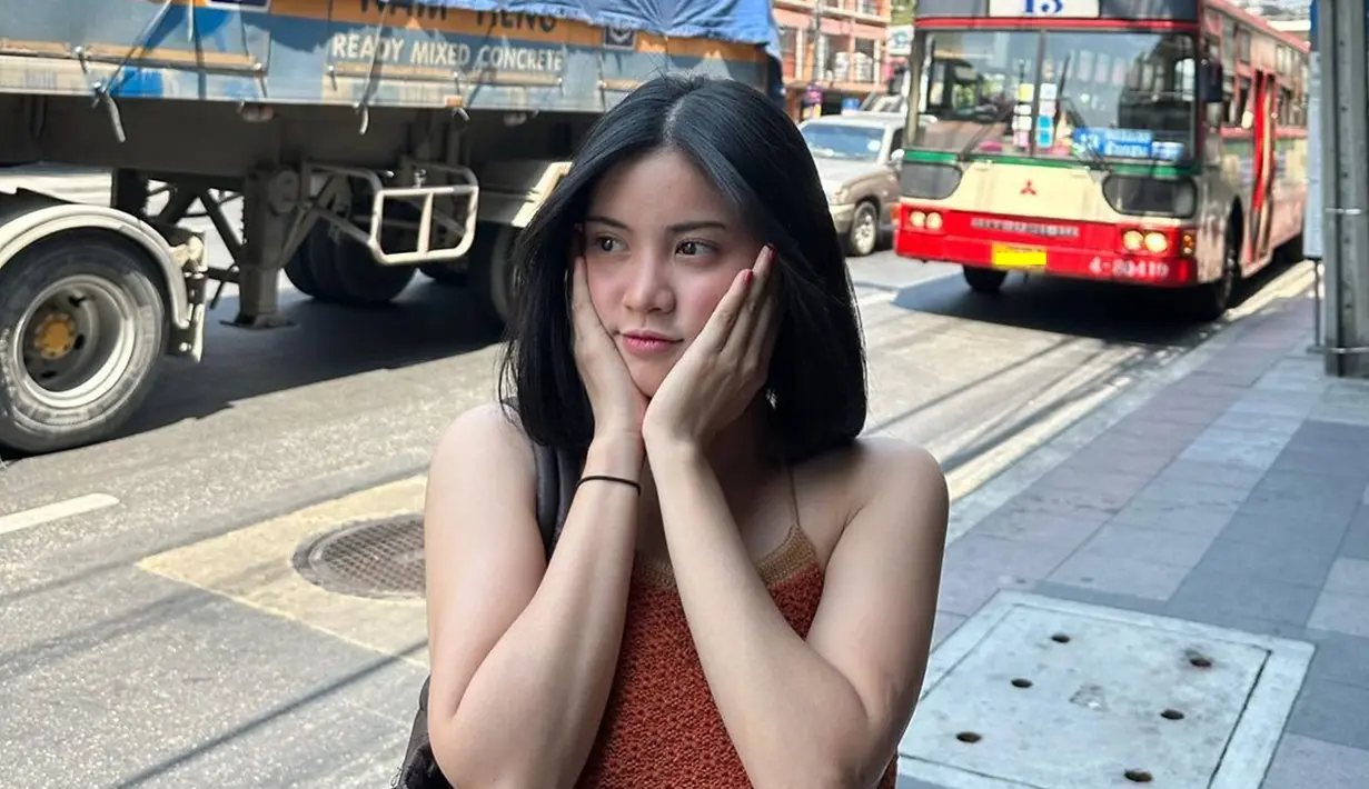 Di cuaca yang terik, posenya yang foto di dekat truk tronton dan bis saja disebut netizen tetap keren meski dengan latar belakang yang enggak mendukung. Sejak viral jualan nasi bakar, kini ia pun semakin populer. (Liputan6.com/IG/@melati.sesilia)