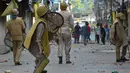 Polisi India melemparkan batu ke arah demonstran saat bentrok dengan warga Kashmir di Srinagar, India (11/7). Menurut kepolisian sebanyak 30 orang meninggal dalam bentrokan yang berlangsung selama tiga hari tersebut. (AFP PHOTO/Tauseef MUSTAFA)