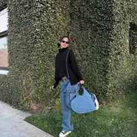 Jennie BLACKPINK mengunggah foto terbaru dirinya dengan gaya swag andalan. Ia padukan denim dengan knitwear robek [@jennierubyjane]