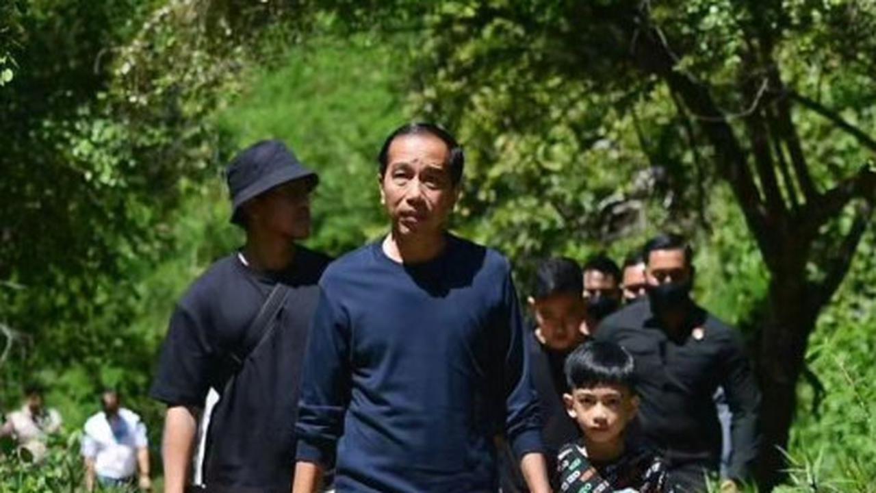 Gaya Menggemaskan Jan Ethes dan Lembah Manah Kenakan Kaus Branded Saat Temani Jokowi ke Lokasi KTT ASEAN