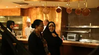 Menteri Pemberdayaan Perempuan dan Perlindungan Anak Yohana Yembise menerima kunjungan Wapres Iran Bidang Wanita dan Urusan Keluarga, Y.M. Dr. Masoumeh Ebtekar di Hotel Borobudur, Jakarta, Selasa (1/5) malam. (Liputan6.com/Loop/Humas Kemen PPPA)