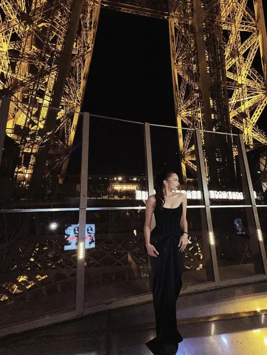 Enzy Storia pilih gaun hitam polos dari Stella Rissa untuk tampilan glamornya [@enzystoria]